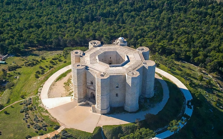 What Are The Architectural Marvels In Casteò?